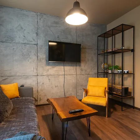 • Downtown ǀ 2 Bedrooms ǀ Parking • *