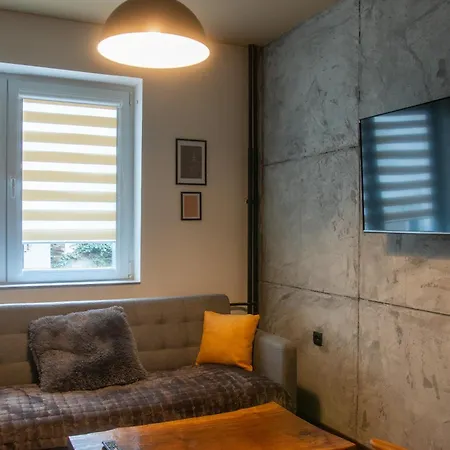 • Downtown ǀ 2 Bedrooms ǀ Parking •