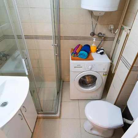 • Downtown ǀ 2 Bedrooms ǀ Parking •