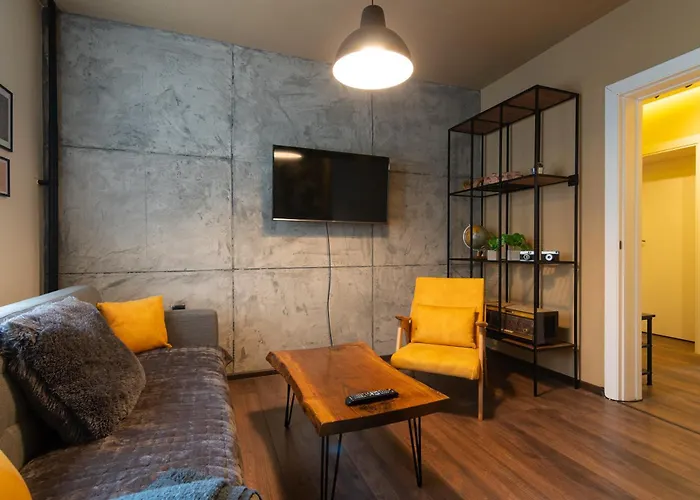 • Downtown ǀ 2 Bedrooms ǀ Parking • *