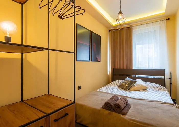 • Downtown ǀ 2 Bedrooms ǀ Parking •