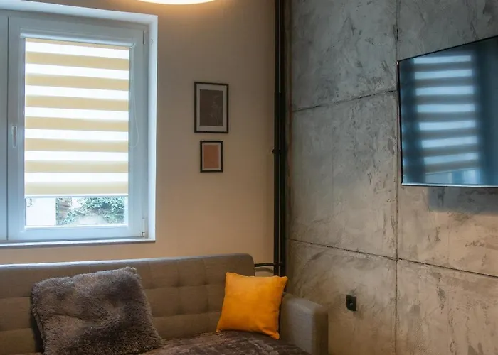 • Downtown ǀ 2 Bedrooms ǀ Parking •