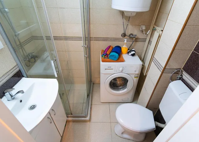 • Downtown ǀ 2 Bedrooms ǀ Parking •